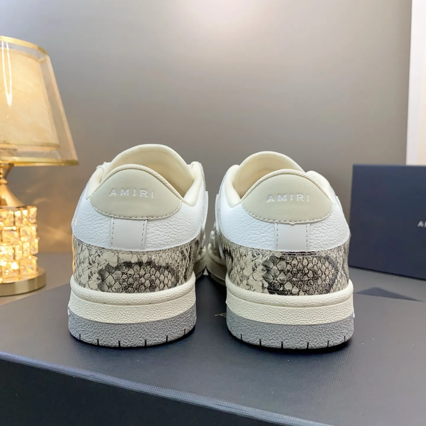 p580🐮🐮AMIRI Couple Style👑 The latest The Pacific Series Couple Style💀🦴Bone Stars Casual Sports Shoes Skateboard Shoes✔️ AMIRI's Pacific shoes are a sneaker that combines luxury and street style. Many celebrities and Internet celebrities have the same style. Its design and workmanship are very exquisite. Made of high-grade cow leather, soft to the touch and highly durable. 💎Fabrics: Original custom imported first-layer cowhide 💎Inner lining: Original customized breathable mesh 💎Foot: Original injection molded one-piece, comfortable, wear-resistant and not tiring for feet 💎Outsole: Original 1:1 molded three-color sole Original outsole 💎Sole thickness: 3CM 💎Size: Female 35-40 Male 39-46 💎Price; Top version 👑Special remarks Remark: (Female size 34 40 . Men's sizes 38 45 46 are customized and cannot be returned or exchanged. Please note when ordering! Thank you🤝🤝